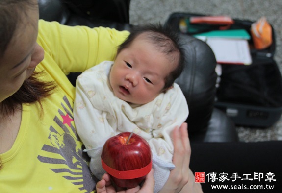 鄭寶寶(新北板橋區到府嬰兒寶寶滿月剃頭理髮、免費到府嬰兒剃胎毛儀式吉祥話)。到府剃頭剃胎毛主持、專業拍照、DVD光碟、證書。★購買「臍帶章、肚臍章、胎毛筆刷印章」贈送：剃頭、收涎、抓周，三選一。2015.10.27 照片8
